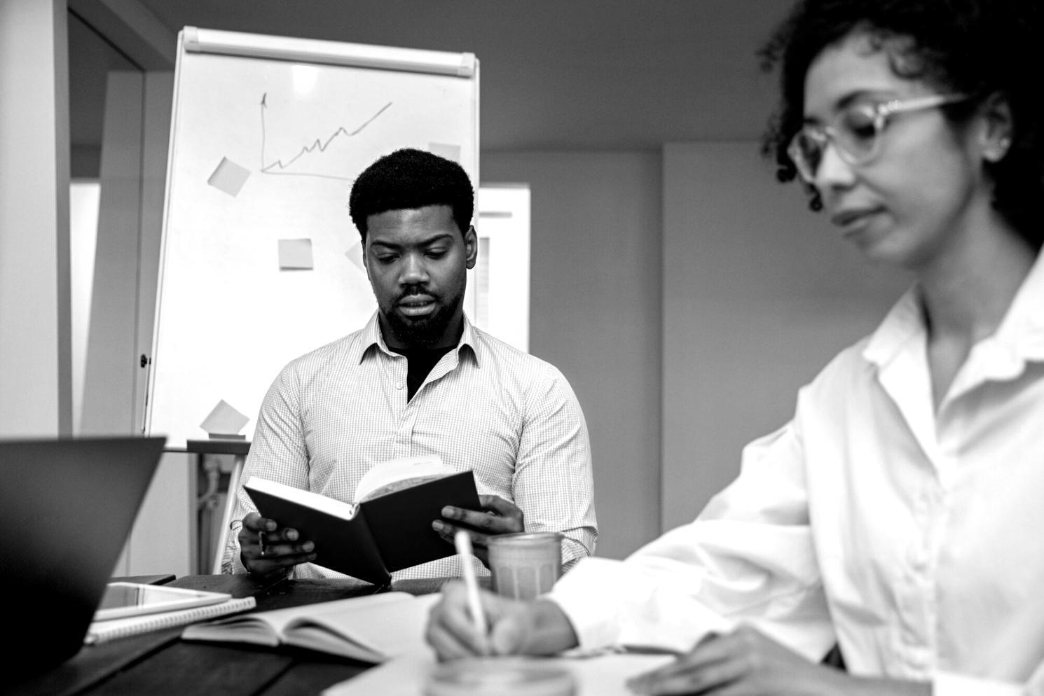 Espace de travail organisé avec documents financiers et tablette