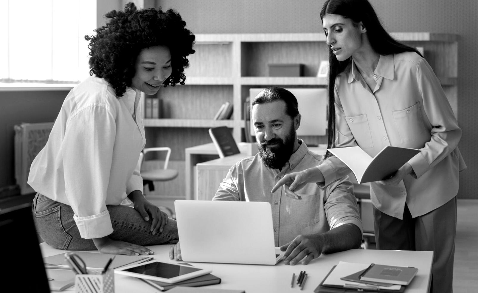 Entrepreneur travaillant sur ses finances d'entreprise